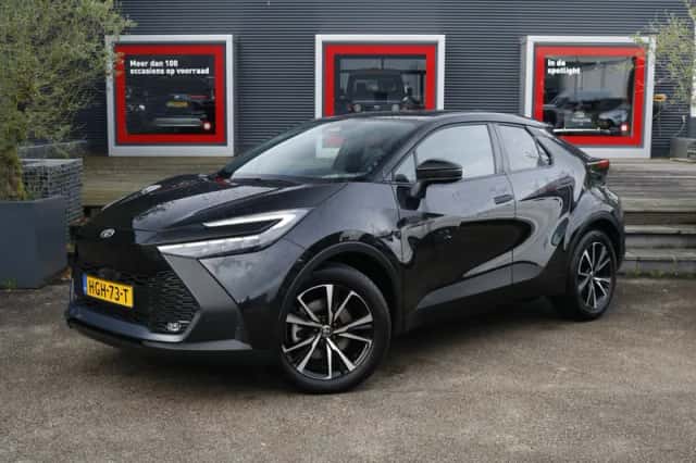 Toyota C-HR (2025) thumbnail 1