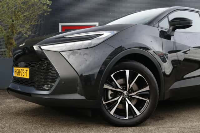 Toyota C-HR (2025) thumbnail 2