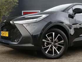 Toyota C-HR (2025) thumbnail 2