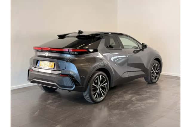 Toyota C-HR (2025) thumbnail 3