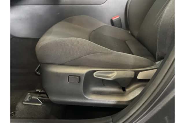 Toyota C-HR (2025) thumbnail 6