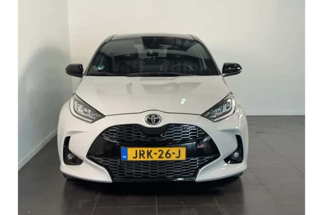 Toyota Yaris (2022) thumbnail 3