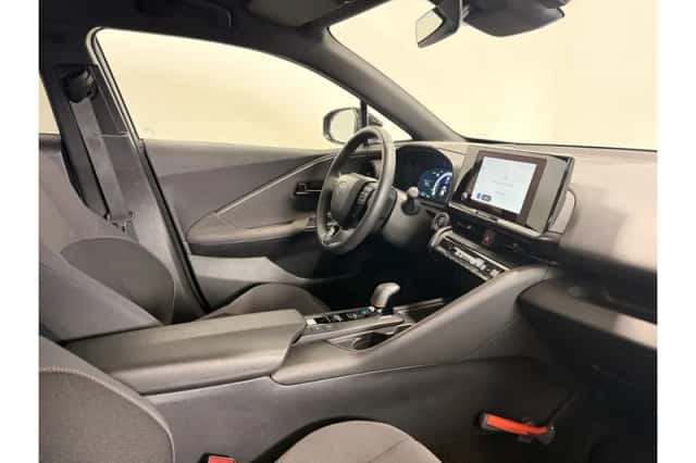 Toyota C-HR (2025) thumbnail 2