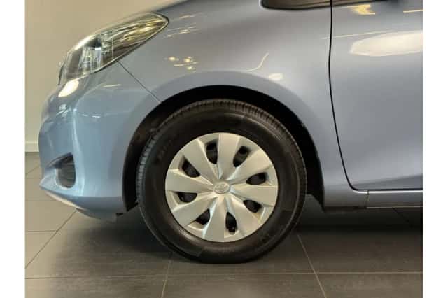 Toyota Yaris (2014) thumbnail 4