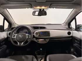 Toyota Yaris (2013) thumbnail 2