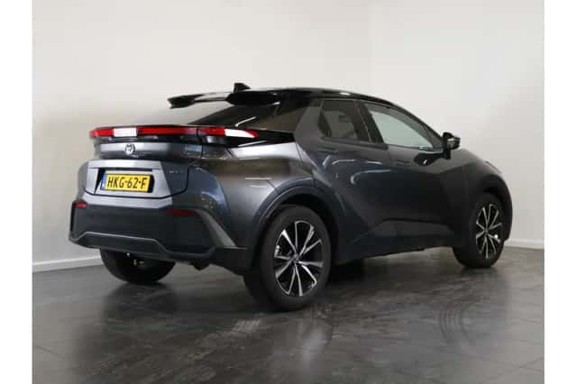 Toyota C-HR (2025) thumbnail 3
