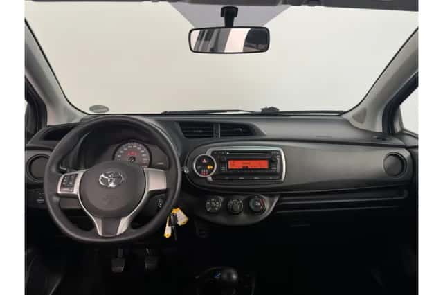 Toyota Yaris (2014) thumbnail 2