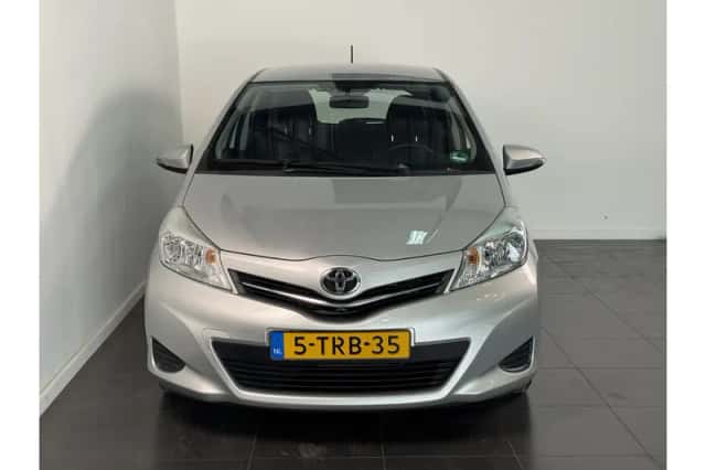 Toyota Yaris (2014) thumbnail 3