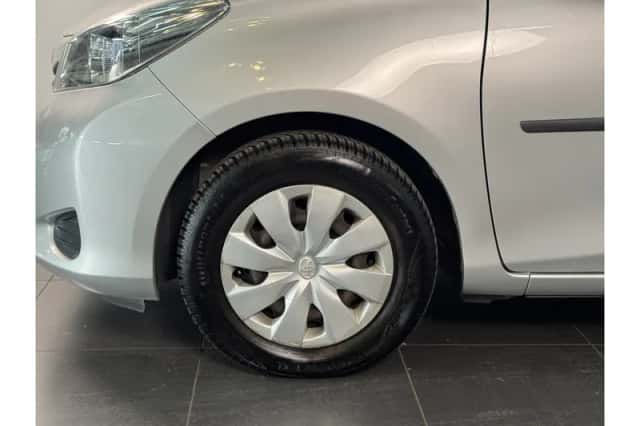 Toyota Yaris (2014) thumbnail 4