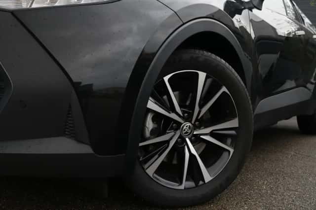 Toyota C-HR (2025) thumbnail 2