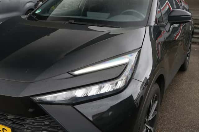 Toyota C-HR (2025) thumbnail 4