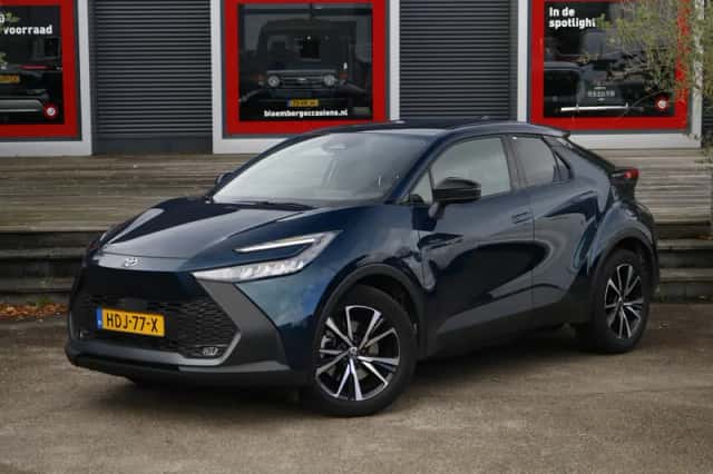 Toyota C-HR (2025) thumbnail 1