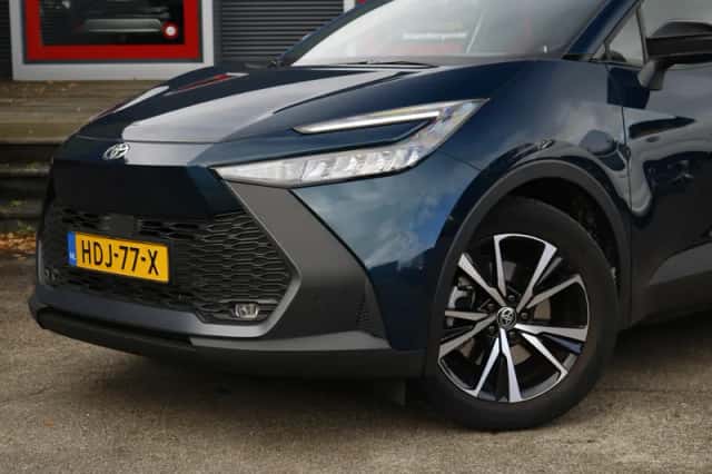 Toyota C-HR (2025) thumbnail 2