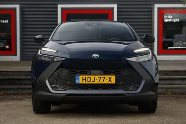 Toyota C-HR (2025) thumbnail 3