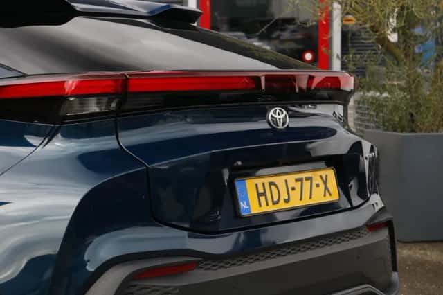 Toyota C-HR (2025) thumbnail 6