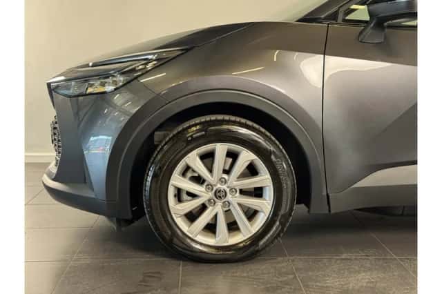 Toyota C-HR (2025) thumbnail 5