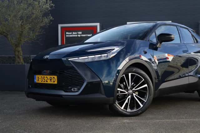 Toyota C-HR (2024) thumbnail 2