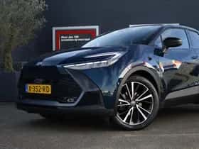 Toyota C-HR (2024) thumbnail 2