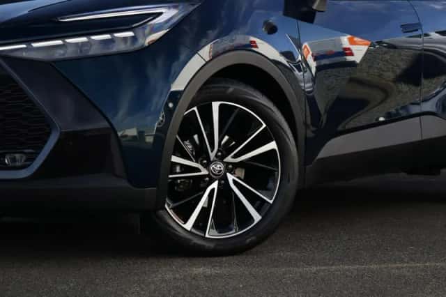 Toyota C-HR (2024) thumbnail 3