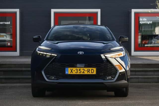 Toyota C-HR (2024) thumbnail 5