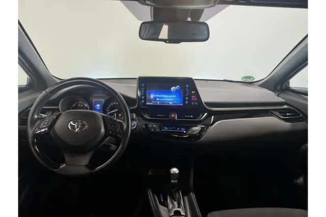 Toyota C-HR (2018) thumbnail 2