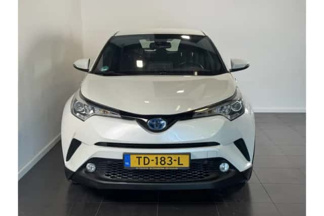 Toyota C-HR (2018) thumbnail 3