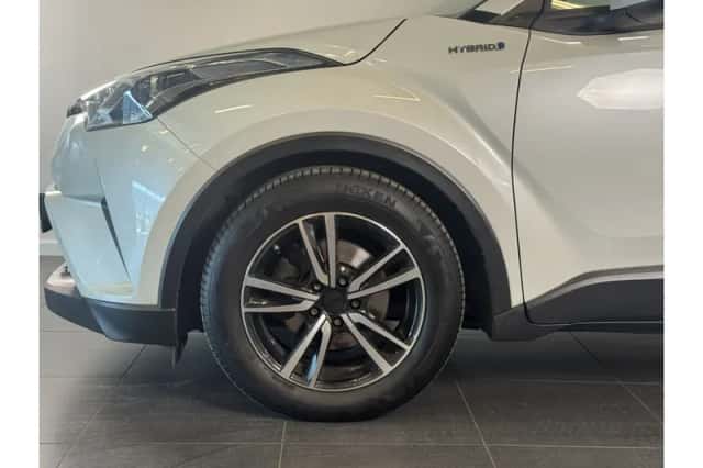 Toyota C-HR (2018) thumbnail 4