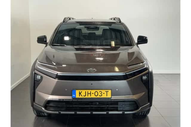 Toyota bZ4X (2026) thumbnail 3