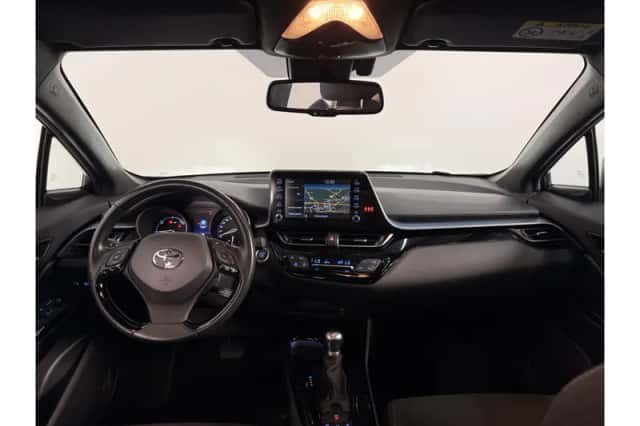 Toyota C-HR (2021) thumbnail 2