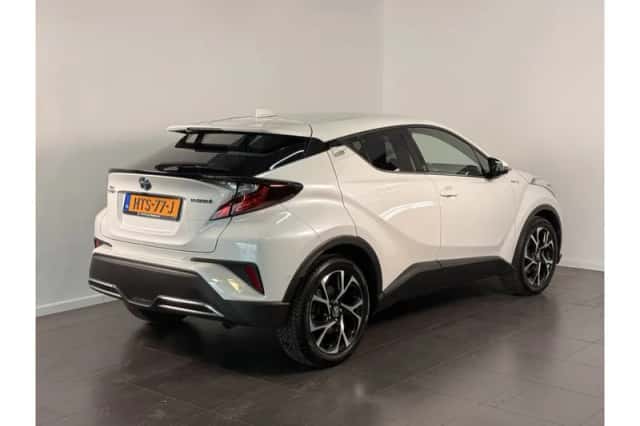 Toyota C-HR (2021) thumbnail 3
