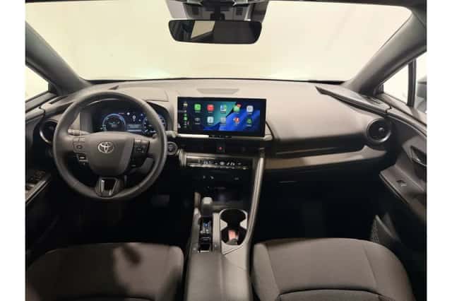 Toyota C-HR (2024) thumbnail 2