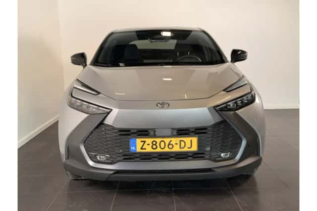 Toyota C-HR (2024) thumbnail 2