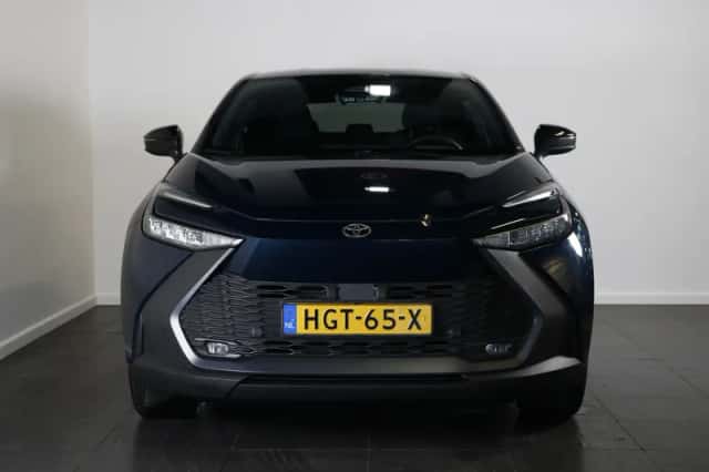Toyota C-HR (2025) thumbnail 2