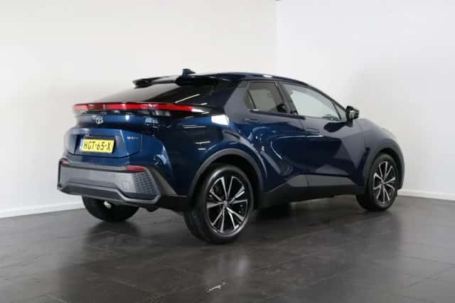 Toyota C-HR (2025) thumbnail 4