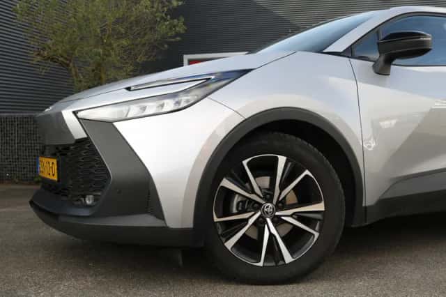 Toyota C-HR (2024) thumbnail 2