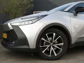 Toyota C-HR (2024) thumbnail 2