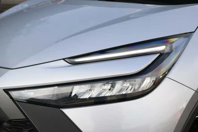 Toyota C-HR (2024) thumbnail 4