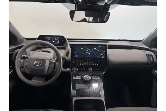 Toyota bZ4X (2023) thumbnail 2
