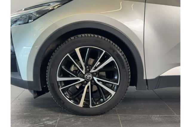 Toyota C-HR (2024) thumbnail 4