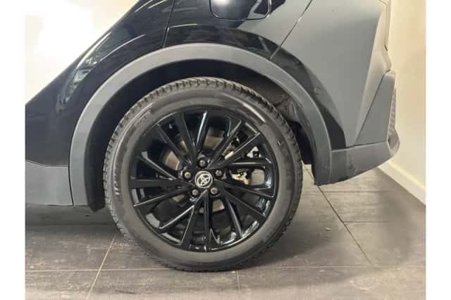 Toyota C-HR (2024) thumbnail 5