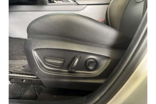 Toyota C-HR (2024) thumbnail 6