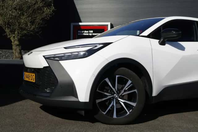Toyota C-HR (2024) thumbnail 2