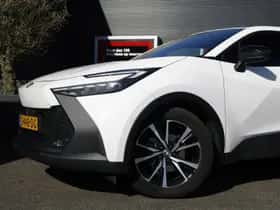 Toyota C-HR (2024) thumbnail 2