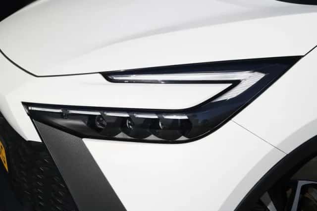 Toyota C-HR (2024) thumbnail 4