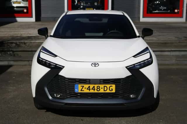 Toyota C-HR (2024) thumbnail 5