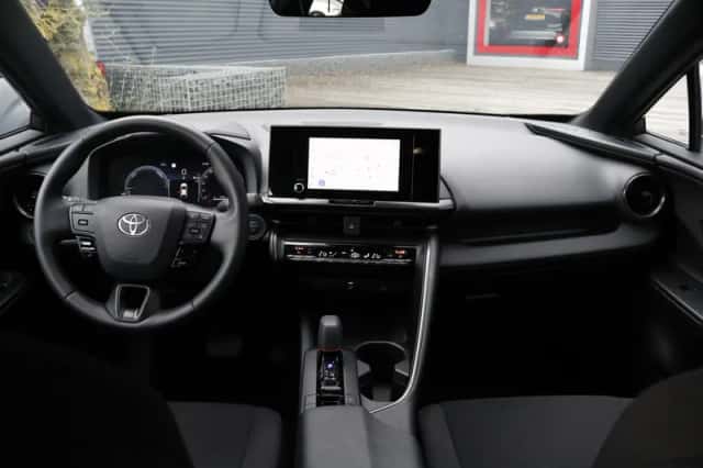 Toyota C-HR (2025) thumbnail 2