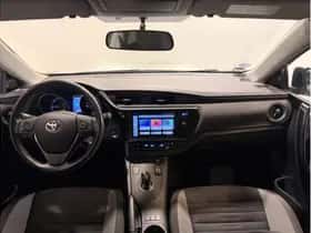Toyota Auris (2016) thumbnail 2