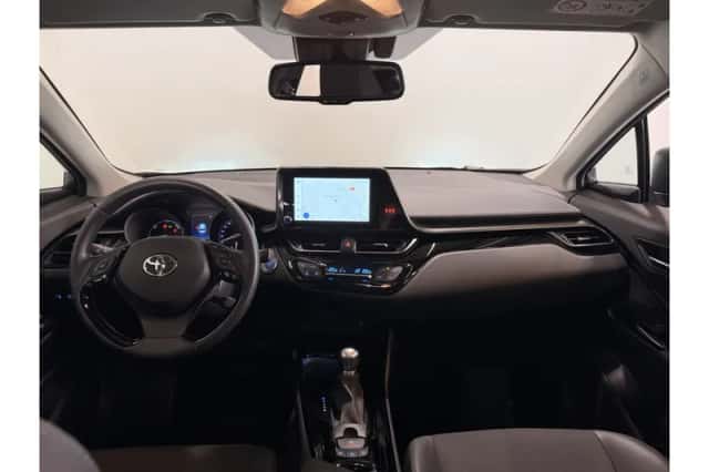 Toyota C-HR (2023) thumbnail 2