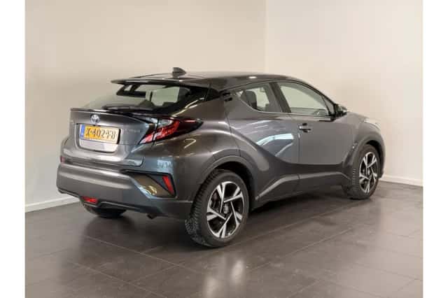 Toyota C-HR (2023) thumbnail 3