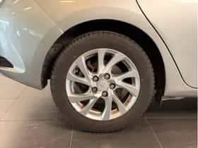 Toyota Auris (2016) thumbnail 6